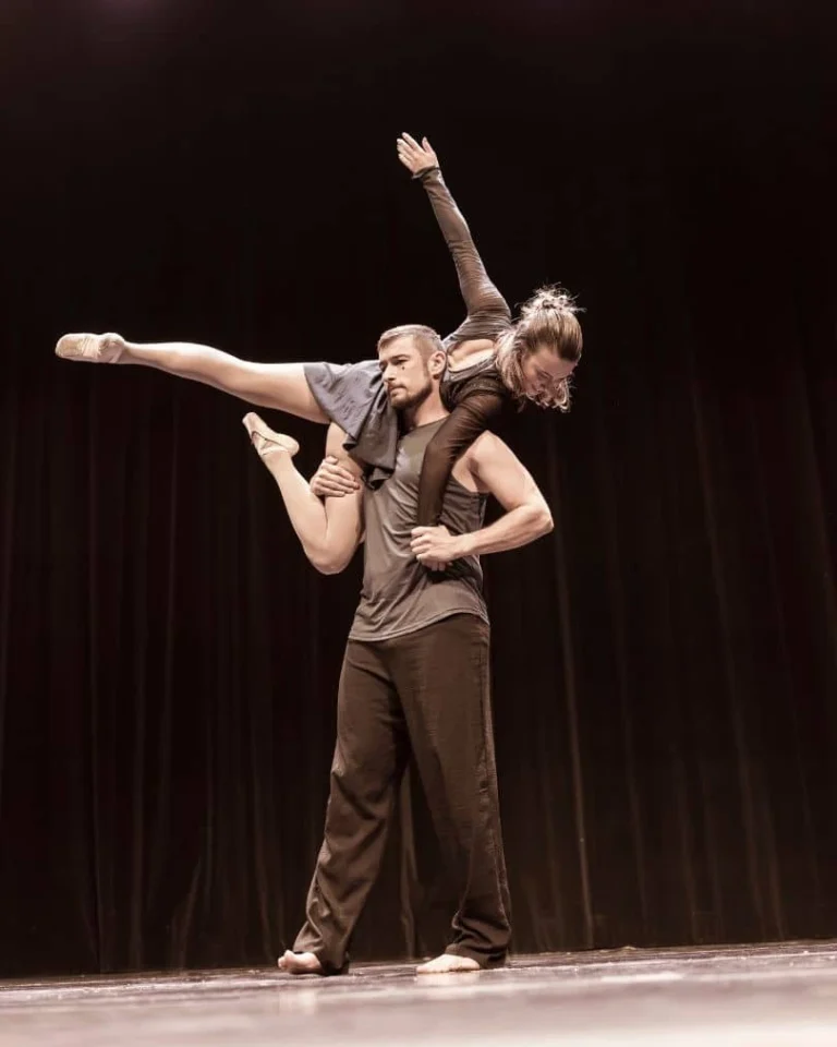 Duo danseur et danseuse, porté, lumière, bleu