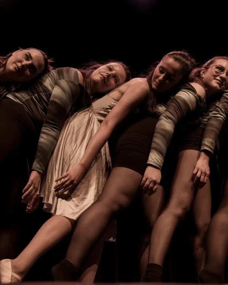 gala de danse, danseuses, calin, posé sur le dos