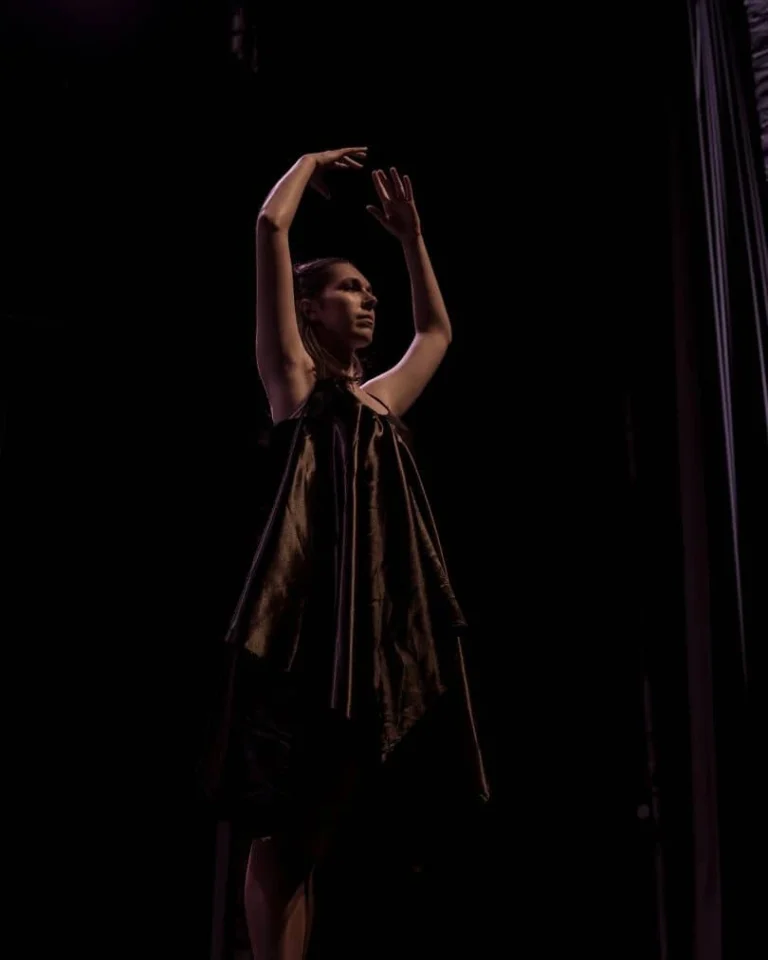 danseuse, bras levé, robe, gala de danse, lumière