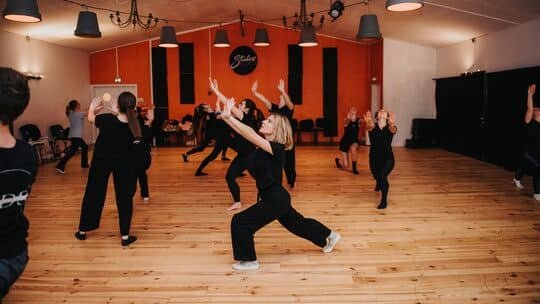 groupe de danse, cours, salle de danse, orange